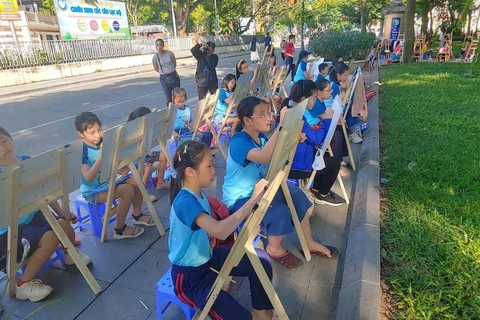 Các em thiếu nhi tham gia Cuộc thi vẽ tranh "Em yêu Hà Nội - Thành phố vì hòa bình" năm 2020. (Ảnh: Nguyễn Cúc/TTXVN)