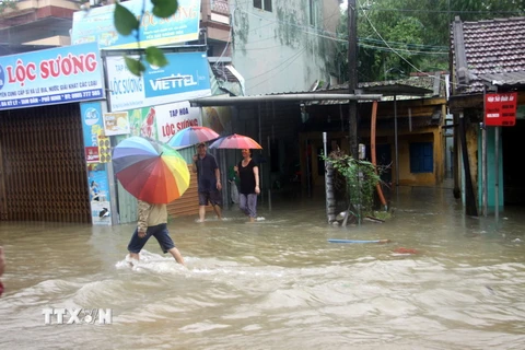 Nhà ở của nhiều hộ dân bị ngập trong nước. (Ảnh: Trịnh Bang Nhiệm/TTXVN)