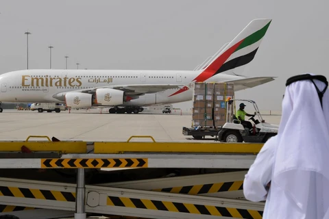 Máy bay của hãng hàng không Emirates tại sân bay quốc tế al-Maktum ở Dubai, UAE, ngày 2/3 vừa qua. (Ảnh: AFP/TTXVN)