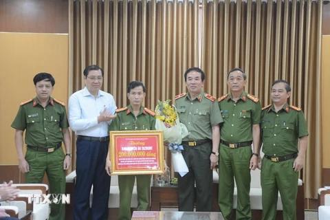 Chủ tịch UBND thành phố Đà Nẵng Huỳnh Đức Thơ thưởng nóng cho Ban Chuyên án. (Ảnh: Văn Dũng/TTXVN)