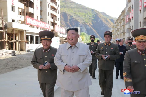 Nhà lãnh đạo Triều Tiên Kim Jong-un (giữa, phía trước) thị sát thị trấn mỏ Komdok ở tỉnh Nam Hamkyong, miền Đông nước này - khu vực vừa bị bão tàn phá nghiêm trọng thời gian qua. (Ảnh: KCNA/TTXVN)