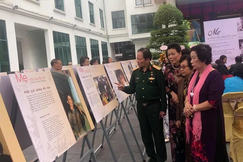 Khách tham quan triển lãm "Mẹ" tại Bảo tàng Phụ nữ Việt Nam. (Ảnh: baotintuc.vn)