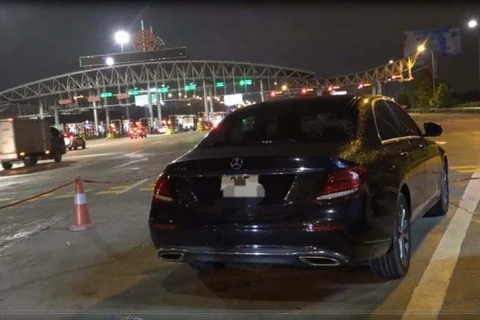 Chiếc xe Mercedes chạy 199km/h trên cao tốc Pháp Vân-Cầu Giẽ-Ninh Bình đã bị Cảnh sát giao thông dừng trước trạm thu phí. (Nguồn: atgt.vn
