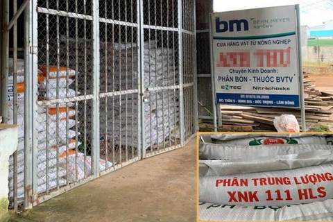 Cửa hàng bị phát hiện lô hàng 40 tấn phân bón không được phép lưu hành và loại phân bón vừa bị thu giữ. (Nguồn: nhandan.com.vn)