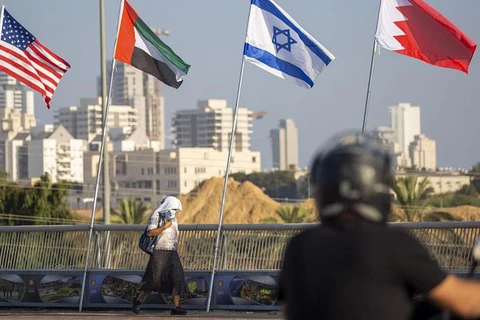 Cờ Mỹ, Các Tiểu vương quốc Arab Thống nhất, Israel và Bahrain tung bay tại Cầu Hòa bình ở Netanya của Israel. (Nguồn: euronews.com)