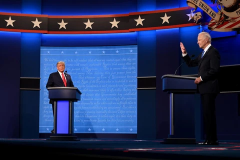 Đương kim Tổng thống Mỹ Donald Trump (trái) và ứng cử viên Tổng thống của đảng Dân chủ Joe Biden tại vòng tranh luận trực tiếp cuối cùng ở thành phố Nashville, bang Tennesse tối 22/10 - giờ Mỹ. (Ảnh: AFP/TTXVN)