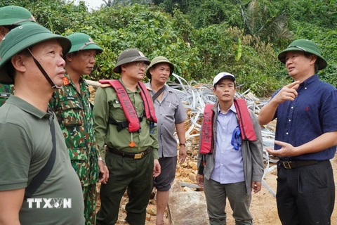 Bí thư Tỉnh ủy Thừa Thiên-Huế Lê Trường Lưu kiểm tra, chỉ đạo công tác tìm kiếm nạn nhân tại Thuỷ điện Rào Trăng 3. (Ảnh: TTXVN phát)