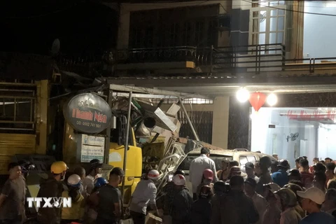 Lực lượng cứu hộ Công an tỉnh Quảng Ngãi đã tập trung đưa người bị nạn ra khỏi chiếc xe. (Ảnh: TTXVN phát)