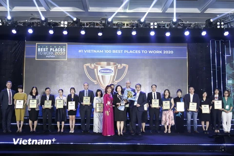 Bà Bùi Thị Hương, Giám đốc điều hành Khối Nhân sự, Hành chính & Đối ngoại Vinamilk nhận giải thưởng Nơi làm việc tốt nhất Việt Nam năm 2020. (Nguồn: Vinamilk)