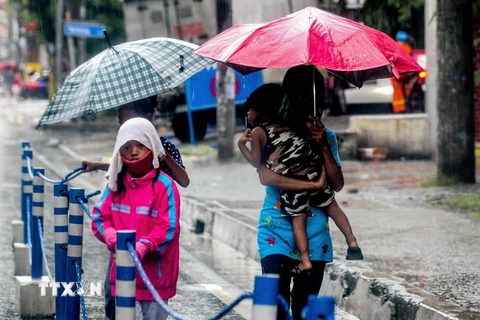 Người dân sơ tán tránh bão Molave tại Manila, Philippines ngày 25/10 vừa qua. (Ảnh: THX/TTXVN)