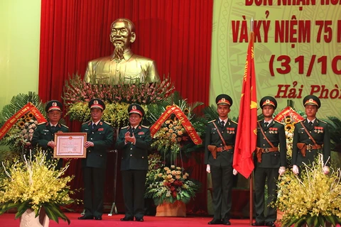 Thừa ủy quyền của Chủ tịch nước, Đại tướng Ngô Xuân Lịch trao Huân chương Bảo vệ Tổ quốc hạng Nhất cho Quân khu 3. (Nguồn: mod.gov.vn)