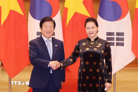 Trong ảnh: Chủ tịch Quốc hội Nguyễn Thị Kim Ngân và Chủ tịch Quốc hội Hàn Quốc Park Byeong - seug tại Lễ đón chính thức. Ảnh: Trọng Đức - TTXVN