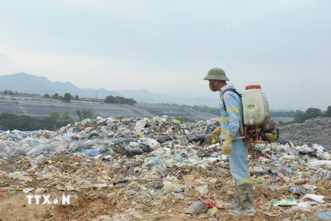 [Photo] Hà Nội khắc phục mùi ô nhiễm tại bãi rác Nam Sơn 