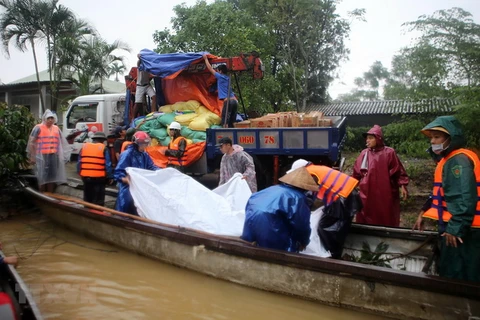 Lực lượng cứu hộ chuyển quà cứu trợ nhân dân vùng lũ lụt huyện Hải Lăng, tỉnh Quảng Trị. (Ảnh: Hồ Cầu/TTXVN)