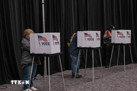 Cử tri Mỹ bỏ phiếu trong Ngày tổng tuyển cử ngày 3/11. (Ảnh: AFP/TTXVN)