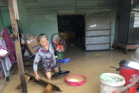 Nhiều hộ dân phường Nhơn Phú, thành phố Quy Nhơn bị ngập sâu. (Ảnh: Nguyên Linh/TTXVN)