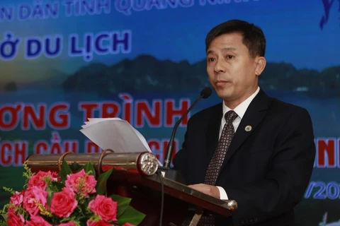 Phó Giám đốc Sở Du lịch tỉnh Quảng Ninh Lê Minh Tân phát biểu tại chương trình. (Ảnh: Hoàng Hùng/TTXVN )