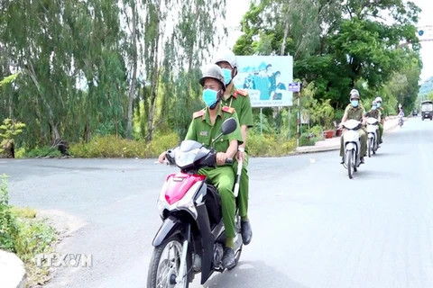 Công an xã Nhơn Hưng, huyện Tịnh Biên, tỉnh An Giang, tuần tra đảm bảo an ninh trật tự trên địa bàn xã. (Ảnh: Thanh Sang/TTXVN)