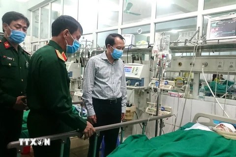 Phó Chủ tịch UBND tỉnh Hà Giang Trần Đức Quý thăm hỏi, động viên chiến sỹ bị thương khi làm nhiệm vụ rà phá bom mìn đang nằm điều trị tại Bệnh viện Đa khoa tỉnh Hà Giang. (Ảnh: TTXVN phát)