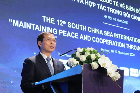 Thứ trưởng Thường trực Bộ ngoại giao Bùi Thanh Sơn phát biểu tại Hội thảo khoa học quốc tế về biển Đông lần thứ 12. (Ảnh: Lâm Khánh/TTXVN)