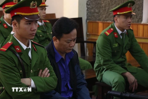 Bị cáo Nguyễn Minh Khoa (nguyên Phó trưởng Phòng An ninh chính trị nội bộ, Công an tỉnh Sơn La) tại phiên tòa. (Ảnh: Hữu Quyết/TTXVN)