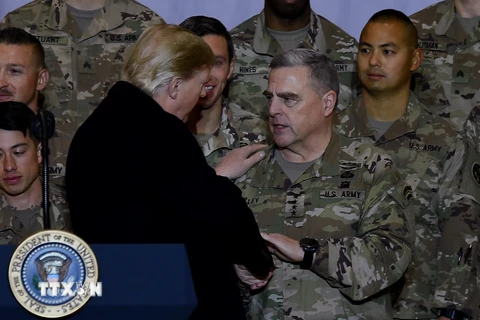 Tổng thống Mỹ Donald Trump thăm các binh sỹ Mỹ tại căn cứ không quân Bagram ở Afghanistan.(Ảnh: AFP/TTXVN)