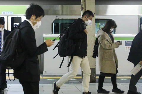 Người dân đeo khẩu trang phòng lây nhiễm COVID-19 tại Tokyo, Nhật Bản, ngày 12/11 vừa qua. (Ảnh: THX/TTXVN)