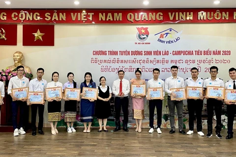 Lễ khen thưởng của Thành Đoàn Thành phố Hồ Chí Minh cho các sinh viên Lào, Campuchia tiêu biểu. (Ảnh: Hồng Giang/TTXVN)