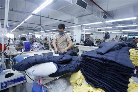 Sản xuất sản phẩm may mặc tại Công ty May Hưng Long, huyện Mỹ Hào, tỉnh Hưng Yên. (Ảnh: Phạm Kiên/TTXVN)