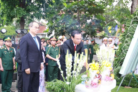 Bí thư Thành ủy Thành phố Hồ Chí Minh Nguyễn Văn Nên dâng hương tưởng niệm Chủ tịch nước Lê Đức Anh. (Ảnh: Thanh Vũ/TTXVN)