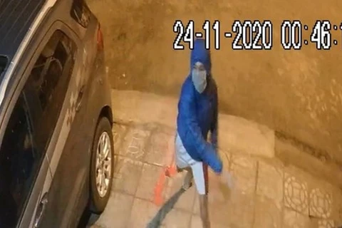 Hình ảnh camera ghi lại cảnh nam thanh niên đeo khẩu trang ném chất bẩn vào nhà ông Tuấn tối 24/11. (Ảnh cắt từ clip)