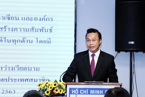 Ông Đinh Khắc Duy, Chủ tịch Hội hữu nghị Việt Nam-Thái Lan Thành phố Hồ Chí Minh, phát biểu tại buổi họp mặt. (Ảnh: Xuân Khu/TTXVN)