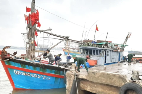 Tàu cá gặp nạn được cứu hộ kéo vào cảng biển an toàn. (Ảnh: Võ Dung/TTXVN)