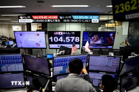 Các giao dịch viên tại sàn chứng khoán Tokyo. (Ảnh: AFP/TTXVN)