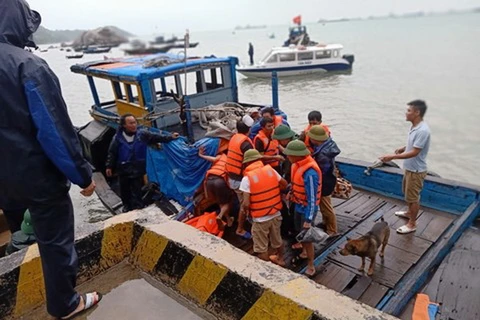 Các thuyền trên tàu vận tải bị nạn được đưa vào bờ an toàn. (Nguồn: congan.com.vn)