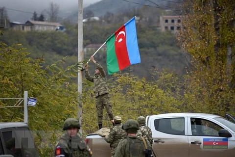 Quân đội Azerbaijan tiến vào huyện Lachin ngày 1/12. (Ảnh: AFP/TTXVN)
