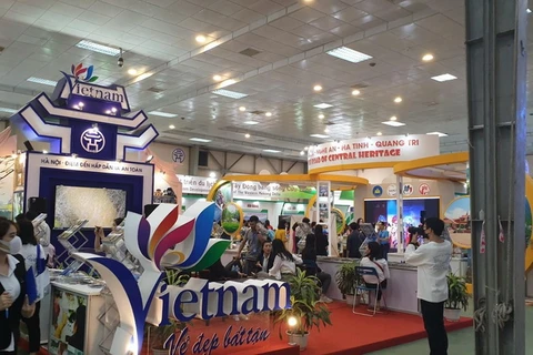 Khách tham quan Hội chợ du lịch quốc tế - VITM Hà Nội 2020. (Ảnh: PV/Vietnam+)