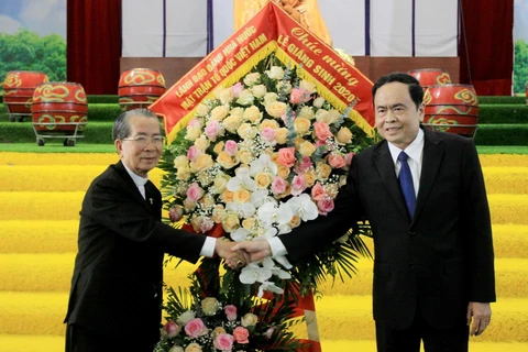 Chủ tịch MTTQ Việt Nam Trần Thanh Mẫn tặng hoa chúc mừng Giáo phận Thái Bình nhân dịp Lễ Giáng Sinh. (Ảnh: Thế Duyệt/TTXVN)