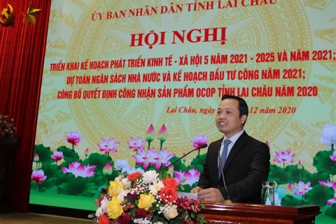Chủ tịch UBND tỉnh Lai Châu Trần Tiến Dũng phát biểu kết luận chỉ đạo các ngành cần quyết tâm nỗ lực hoàn thành nhiệm vụ được giao. (Ảnh: Quý Trung/TTXVN) 