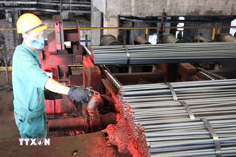 Sơn chống gỉ vết cắt của thép thành phẩm tại Nhà máy cán thép Thái Trung thuộc Công ty Cổ phần gang thép Thái Nguyên. (Ảnh: Hoàng Nguyên/TTXVN)
