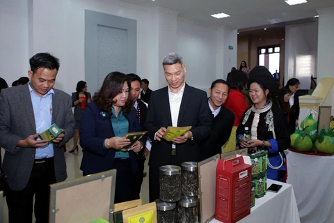 Các đại biểu tham quan gian trưng bày các sản phẩm được công nhận sản phẩm OCOP tỉnh Lai Châu năm 2020. (Ảnh: Quý Trung/TTXVN)