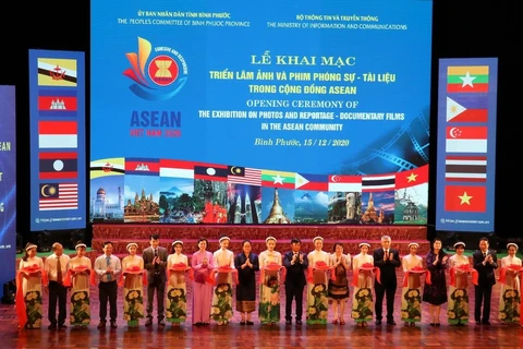 Lãnh đạo Bộ Thông tin và Truyền thông, UBND tỉnh Bình Phước và đại diện cơ quan ngoại giao các nước ASEAN thực hiện nghi thức cắt băng khai mạc triển lãm ảnh và phim phóng sự tài liệu về Cộng đồng ASEAN. (Ảnh: Sỹ Tuyên/TTXVN)