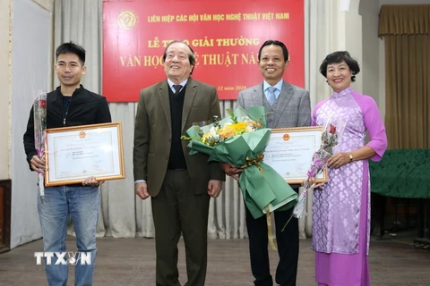 Chủ tịch Liên hiệp các Hội Văn học Nghệ thuật Việt Nam, nhà thơ Hữu Thỉnh, Chủ tịch Hội đồng giải thưởng trao giải A cho các tác giả. (Ảnh: Hoàng Hiếu/TTXVN)