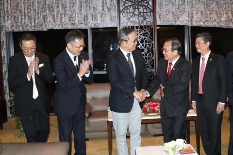 Bí thư Tinh ủy Bình Dương Trần Văn Nam với Ngài Yamada Takio, Đại sứ Nhật Bản tại Việt Nam. (Ảnh: Chí Tưởng/TTXVN)