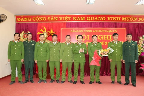 Thượng tá Nguyễn Ngọc Thắng, Phó Giám đốc, Thủ trưởng Cơ quan Cảnh sát điều tra Công an tỉnh Điện Biên tặng hoa chúc mừng các lực lượng tham gia phá án. (Nguồn: cand.com.vn)