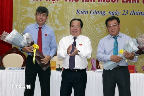 Trao tặng hoa chúc mừng ông Nguyễn Lưu Trung (bên trái) giữ chức vụ Phó Chủ tịch UBND tỉnh. (Ảnh: Lê Sen/TTXVN)