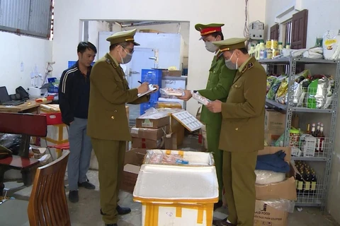 Lực lượng chức năng phát hiện cơ sở kinh doanh của Trần Văn Tiến có gần 1 tấn thực phẩm đã bốc mùi hôi thối. (Ảnh: TTXVN phát) 