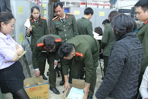 Lực lượng chức năng kiểm tra thu giữ nhiều tài liệu có liên quan. (Nguồn: cand.com.vn)