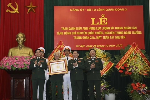 Thừa ủy quyền của Chủ tịch nước, Đại tướng Ngô Xuân Lịch trao danh hiệu Anh hùng LLVT nhân dân tặng Trung tướng Nguyễn Quốc Thước. (Nguồn: mod.gov.vn)