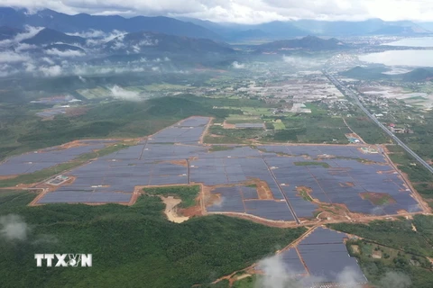 Toàn cảnh nhà máy điện mặt trời KN Vạn Ninh 100MWp nhìn từ trên cao. (Ảnh: Thanh Vân/TTXVN)